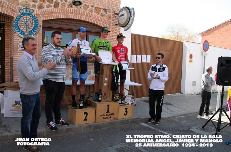 Daniel Sánchez Cidoncha suma una nueva victoria al sprint en el Trofeo Stmo. Cristo de la Sala de Bargas   28 marzo 2019.- La localidad de Bargas (Toledo) acogía el pasado domingo la 40ª edición del Trofeo Santísimo Cristo de la Sala de ciclismo para élites, sub23 y másters. La prueba, organizada por la Peña Ciclista Bargas, superó sus previsiones de participación iniciales, acercándose a los doscientos inscritos que marcaba el límite impuesto.  La carrera arrancaba muy rápida desde el principio, teniendo como gran protagonista al fuerte viento que suele reinar en la zona de Bargas. El mismo viento propició numerosos ataques al comienzo de la prueba en una búsqueda constante de la fuga que no llegaba a fructificar. Sin embargo, con el paso de los kilómetros se fue formando un corte de una veintena de corredores que protagonizaron el primer intento serio de escapada durante la primera vuelta al circuito. En el inicio de la segunda vuelta, un tirón del equipo local, la Peña Ciclista Bargas, que no había logrado introducirse en el grupo escapado, echó abajo la fuga volviendo a concentrar el pelotón.  Apenas una decena de kilómetros después, saltarán del grupo tres corredores: Alberto Zamorano (Salchi), Francisco Prieto (Getafe) y Mario Villasevil (PC Bargas). Diez kilómetros después, se les uniría Javier Gutierrez (Esteve), protagonizando los cuatro la escapada de la jornada que llegó a contar con una diferencia de 55 segundos sobre el pelotón.  A la llegada a Bargas para iniciar la tercera vuelta al circuito los jueces decidieron parar la carrera debido a unas caídas que habían dejado sin ambulancias la prueba al encontrarse evacuando a dos corredores: Eusebio Sierra, Orquín, y David García, del Salchi, que acabó en el hospital con rotura de cadera.  Tras permanecer parada 20 minutos, y con las ambulancias de nuevo disponibles, los jueces reinician la prueba, con la salida de los cuatro escapados marcando la diferencia que mantenían en el momento de la neutralización.   El grupo de cabeza impuso un ritmo muy fuerte al que no pudieron responder Zamorano y Prieto cuando quedaban apenas 20 kilómetros a meta. La falta de entendimiento en los relevos y el fuerte aire de cara frenaron al grupo escapado, que fue alcanzado por el pelotón a falta de 400 metros para la meta.  Al final, llegada masiva de los corredores  a la meta de Bargas para disputarse la victoria en un sprint en el que se impuso Daniel Sánchez Cidoncha (Tany Nature A las 3). Le acompañaron en el podio Jesús Ruiz (AC Hotels) y Javier Hernández (Orquin). Javier Gutiérrez se llevó el Premio de Montaña y el de Metas Volantes.  Encabezaron la clasificación de sus respectivas categorías el propio Sánchez Cidoncha en élite/sub23, Alberto Zamorano en Máster 30, Jesús Ruiz en Máster 40 y Francisco Javier Simón (Chamartín) en Máster 50. Hicieron entrega de los trofeos el presidente de la Hermandad del Stmo. Cristo de la Sala y el concejal de Deportes del Ayuntamiento de Bargas.  La prueba albergaba una conmemoración especial: el 25 aniversario del Memorial que la Peña Ciclista Bargas dedica a sus compañeros Ángel, Javier y Manolo, fallecidos en 1994 al ser atropellados mientras entrenaban en la carretera.  Por este motivo, la Peña quiso hacer entrega de una placa conmemorativa a los familiares de los ciclistas fallecidos. 