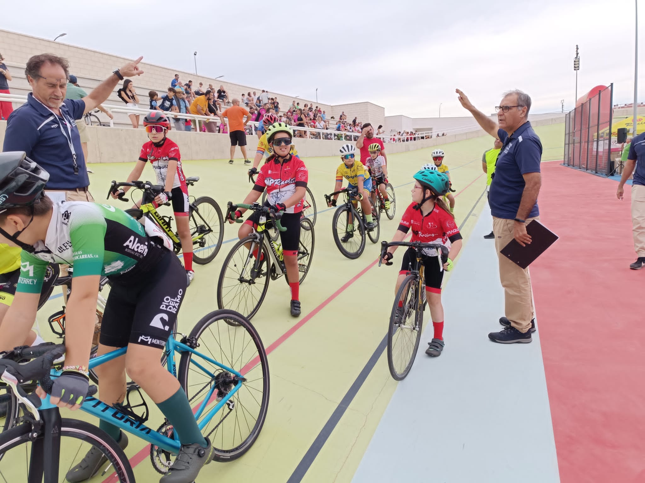 Los escolares del ciclismo regional disfrutan de la experiencia de rodar en el Velódromo de Valdepeñas